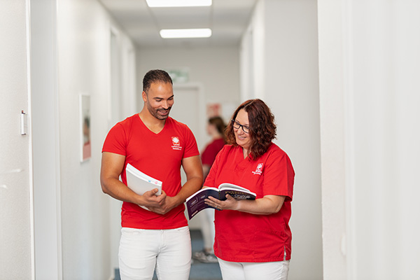 Azubi Pflegefachmann mit Praxisanleiterin – individuelle Betreuung und Work-Life-Balance beim Caritasverband Westeifel.