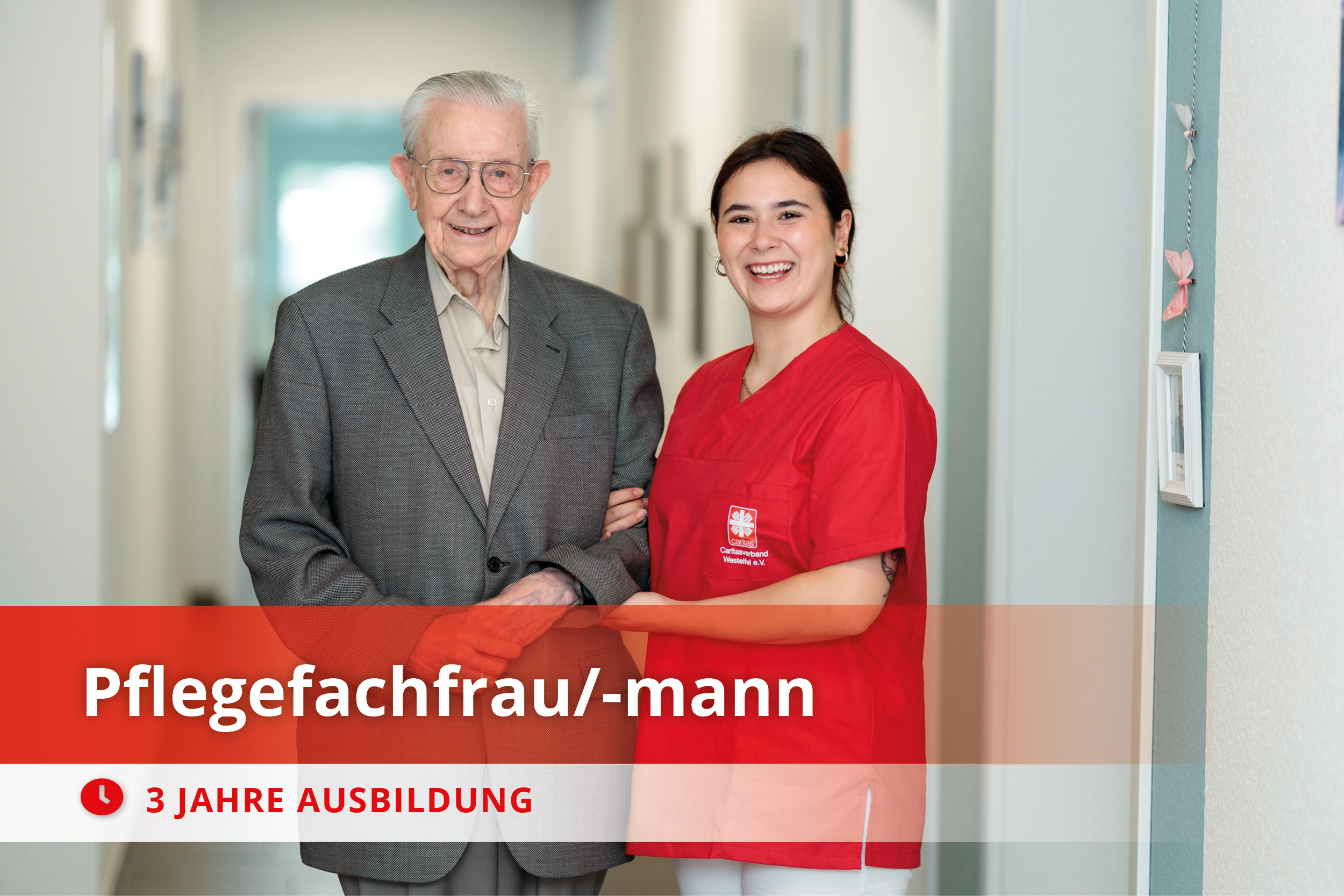 Senior und Pflegefachfrau lächeln gemeinsam im Flur – freundliche Pflegesituation beim Caritasverband Westeifel.